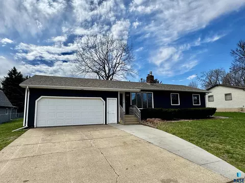 Exterior - 4401 E 20th St, Sioux Falls, SD 57103 photo 4 of 7