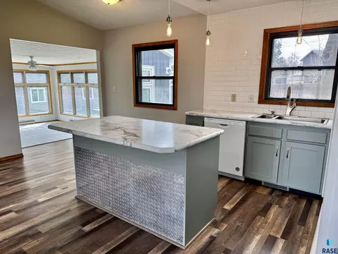 Kitchen - 4401 E 20th St, Sioux Falls, SD 57103 photo 4 of 4