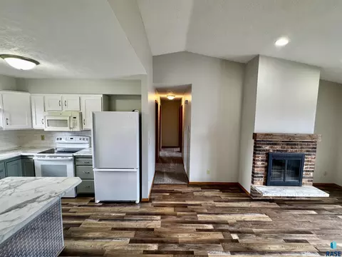 Entry Way - 4401 E 20th St, Sioux Falls, SD 57103 photo 1 of 1