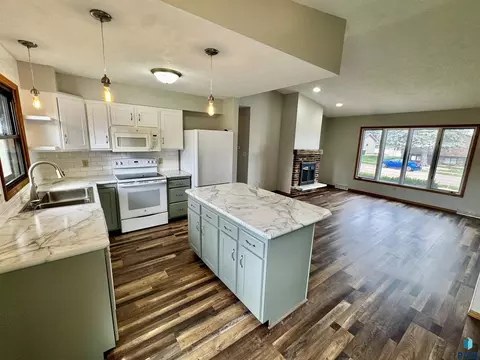 Kitchen - 4401 E 20th St, Sioux Falls, SD 57103 photo 2 of 4