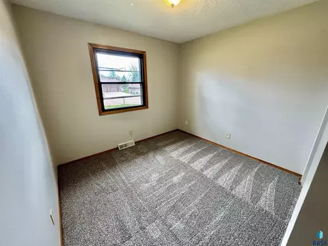 Bedroom - 4401 E 20th St, Sioux Falls, SD 57103 photo 4 of 7
