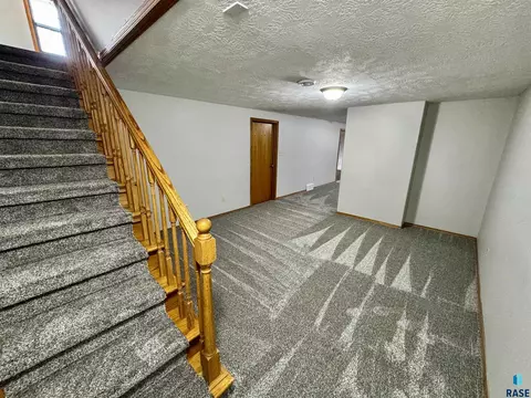 Living - 4401 E 20th St, Sioux Falls, SD 57103 photo 6 of 7