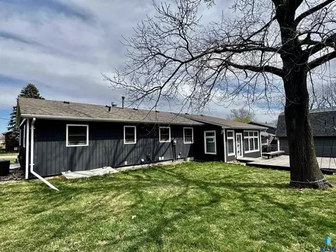 Exterior - 4401 E 20th St, Sioux Falls, SD 57103 photo 5 of 7