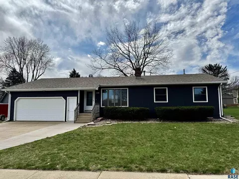 Exterior - 4401 E 20th St, Sioux Falls, SD 57103 photo 3 of 7