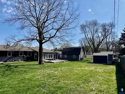 Exterior - 4401 E 20th St, Sioux Falls, SD 57103 photo 6 of 7