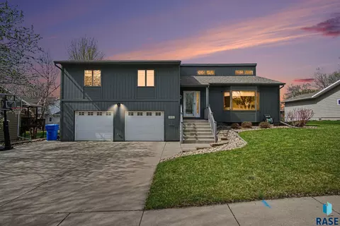 915 Jennifer St, Madison, SD 57042