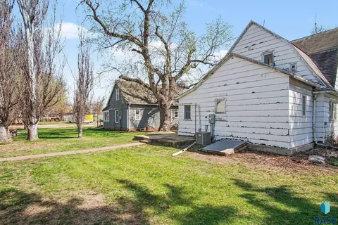 Exterior - 471 E 2nd St, Parker, SD 57053 photo 1 of 2