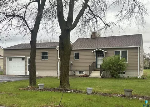 204 E Davison Ave, Howard, SD 57349