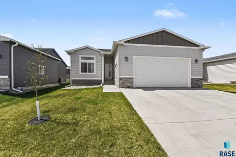 5517 S Spirea Ave, Sioux Falls, SD 57108