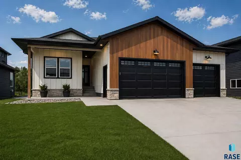 612 E Lakeview Dr, Brandon, SD 57005