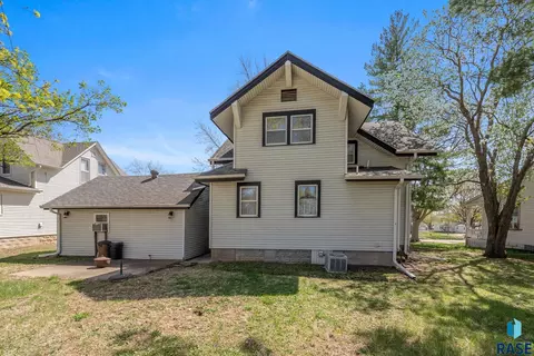 Exterior - 710 E 2nd St, Canton, SD 57013 photo 5 of 6