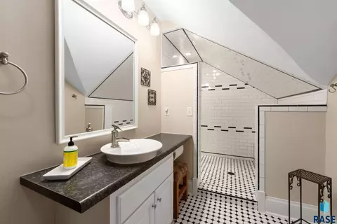 Bath - 710 E 2nd St, Canton, SD 57013 photo 3 of 5