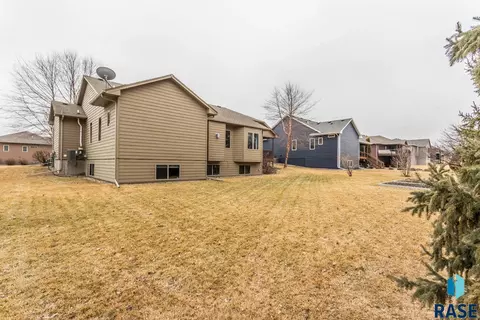 Exterior - 7100 E Archstone St, Sioux Falls, SD 57110 photo 7 of 8