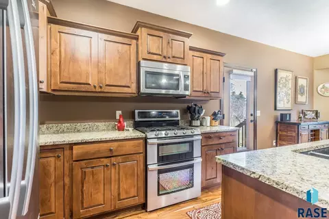 Kitchen - 7100 E Archstone St, Sioux Falls, SD 57110 photo 4 of 5