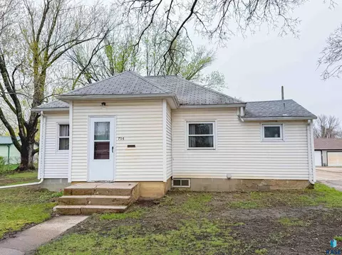 714 NW 3rd St, Madison, SD 57042