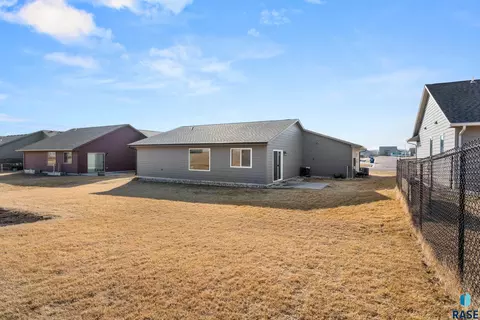 Exterior - 240 N Ceylon Ave, Tea, SD 57064 photo 3 of 4