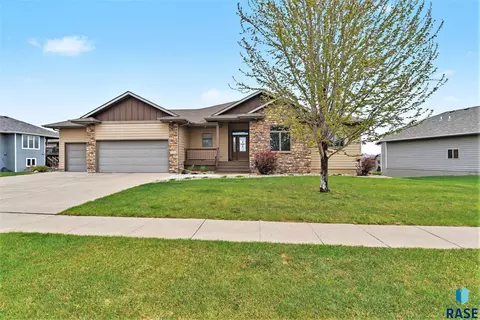 7104 E Sierra Trl, Sioux Falls, SD 57110