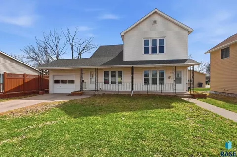 111 W 111 12 W Warren St, Luverne, MN 56156