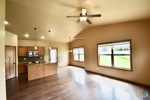 4905 E 61st St, Sioux Falls, SD 57108