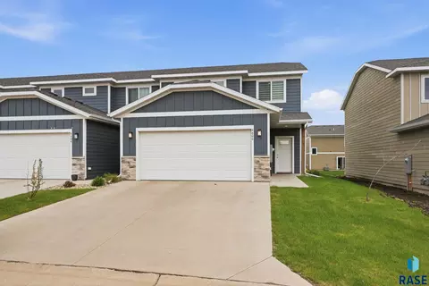 Exterior - 4606 E Whisper Ridge Pl, Sioux Falls, SD 57108 photo 4 of 5
