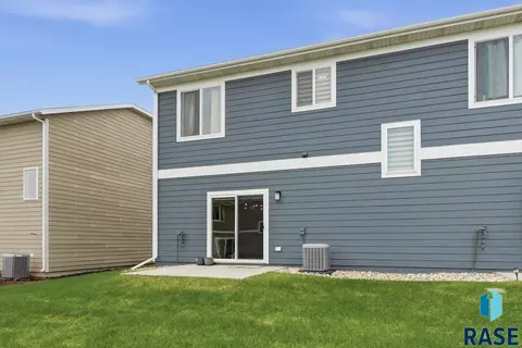 Exterior - 4606 E Whisper Ridge Pl, Sioux Falls, SD 57108 photo 4 of 7