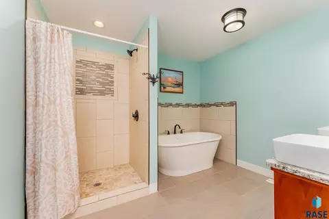 Bath - 101 Lakeview Dr, Hurley, SD 57036 photo 2 of 6