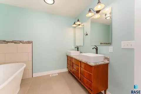 Bath - 101 Lakeview Dr, Hurley, SD 57036 photo 3 of 6