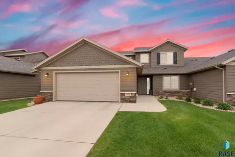 5709 S Plainside Pl, Sioux Falls, SD 57108
