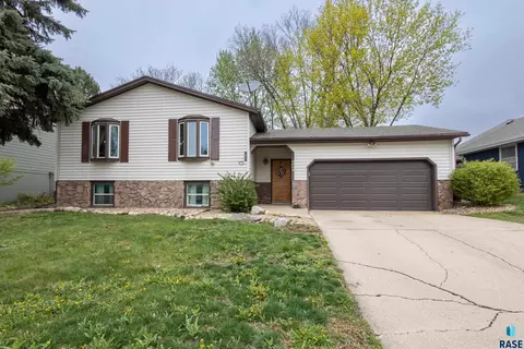 5004 W 49th St, Sioux Falls, SD 57106