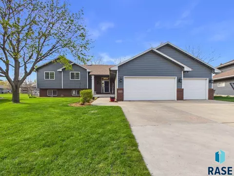 4040 S Brady Ct, Sioux Falls, SD 57103