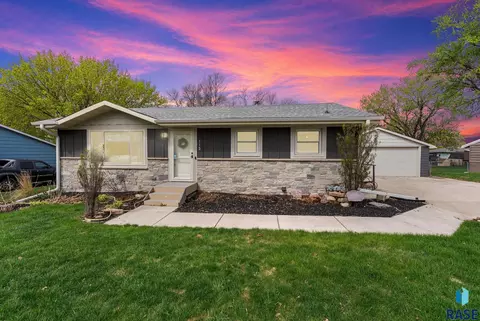 113 S 5th Ave, Brandon, SD 57005