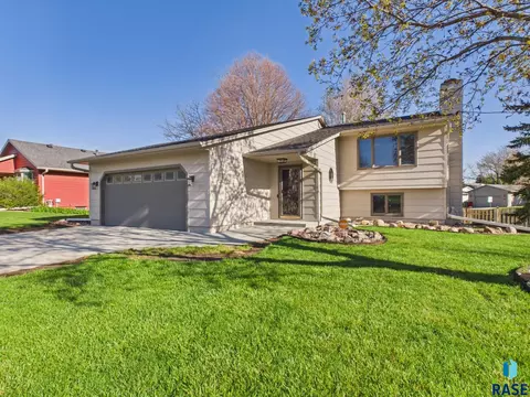 701 N Savannah Dr, Sioux Falls, SD 57103