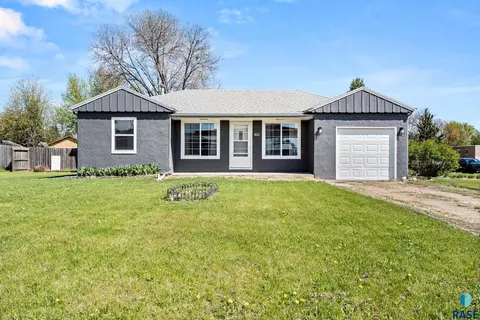 100 W 1st St, Tea, SD 57064
