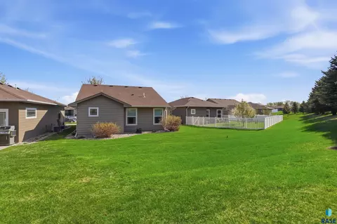 Exterior - 5505 E Schave St, Sioux Falls, SD 57110 photo 4 of 7