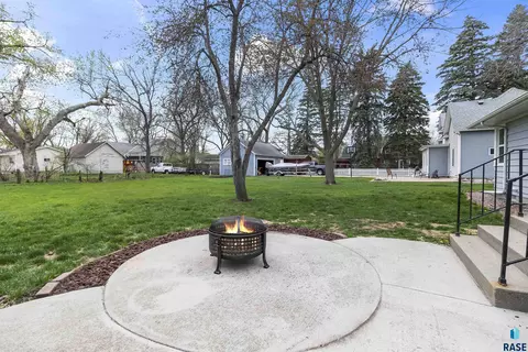 Exterior - 707 E 6th St, Dell Rapids, SD 57022 photo 3 of 4