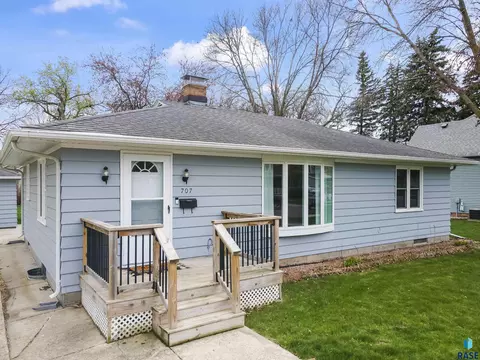 707 E 6th St, Dell Rapids, SD 57022