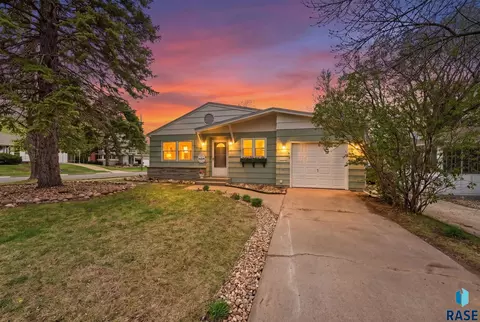 1121 S Willow Ave, Sioux Falls, SD 57105