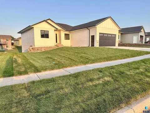 128 Skyline Dr, Valley Springs, SD 57068