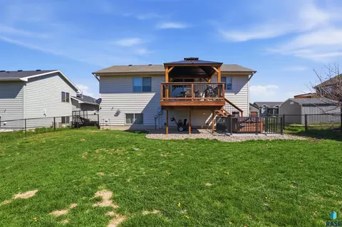 Exterior - 1513 E 67th St N, Sioux Falls, SD 57104 photo 3 of 4