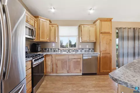 Kitchen - 1513 E 67th St N, Sioux Falls, SD 57104 photo 3 of 4