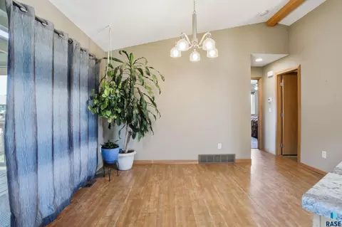 Dining - 1513 E 67th St N, Sioux Falls, SD 57104 photo 1 of 1