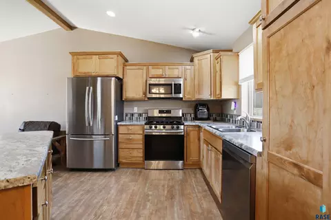 Kitchen - 1513 E 67th St N, Sioux Falls, SD 57104 photo 2 of 4