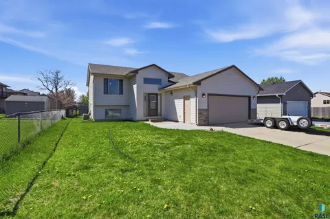 1513 E 67th St N, Sioux Falls, SD 57104