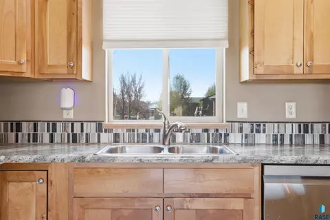 Kitchen - 1513 E 67th St N, Sioux Falls, SD 57104 photo 4 of 4