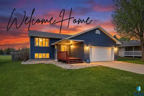 2705 S Chapelwood Ave, Sioux Falls, SD 57110