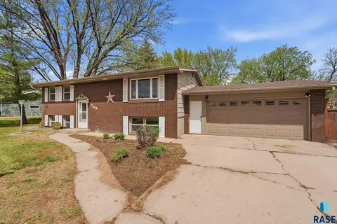 2108 E Sylvan Cir, Brandon, SD 57005 photo 2