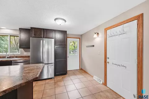 2108 E Sylvan Cir, Brandon, SD 57005 photo 13