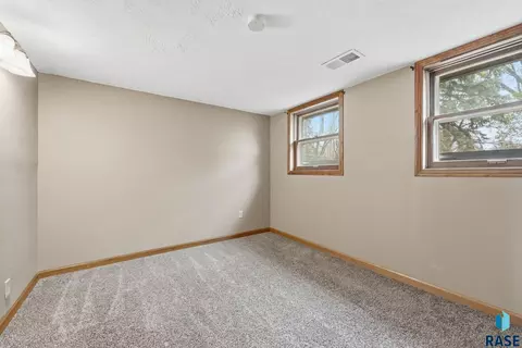 2108 E Sylvan Cir, Brandon, SD 57005 photo 27