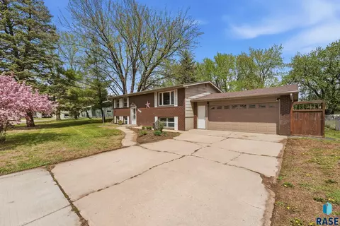 2108 E Sylvan Cir, Brandon, SD 57005 photo 4