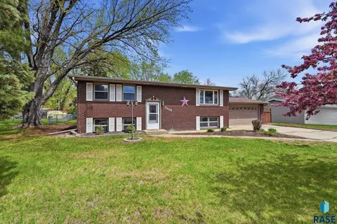 2108 E Sylvan Cir, Brandon, SD 57005 photo 3